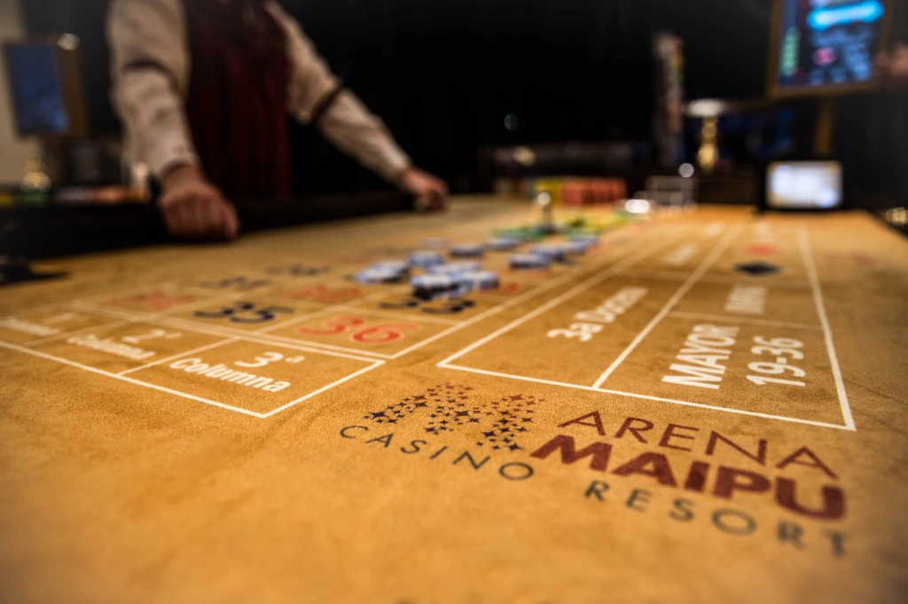 Mesa de ruleta con el logo de Arena Maipú Casino Resort