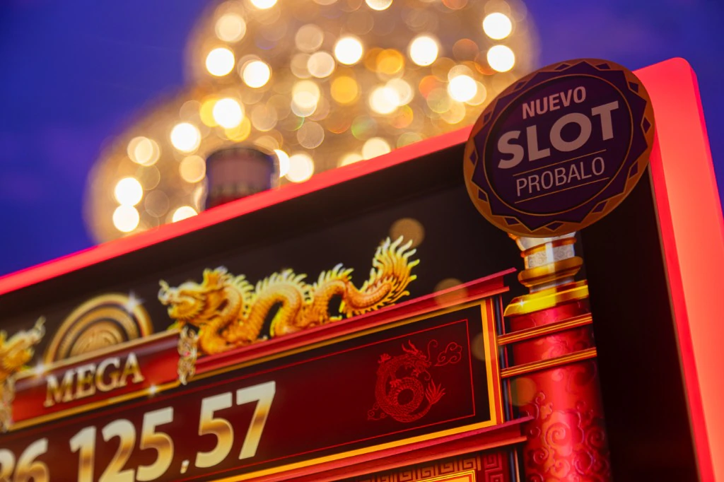 Slot con jackpot acumulado y cartel de nuevo juego en Casino Arena Maipú