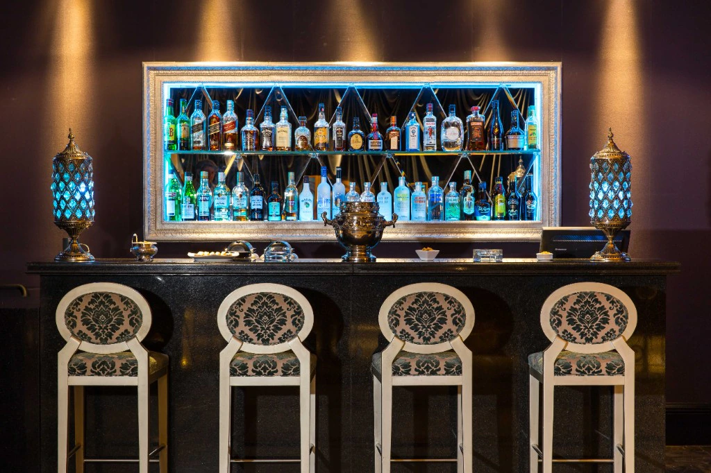 Bar de Arena VIP con barra y botillería