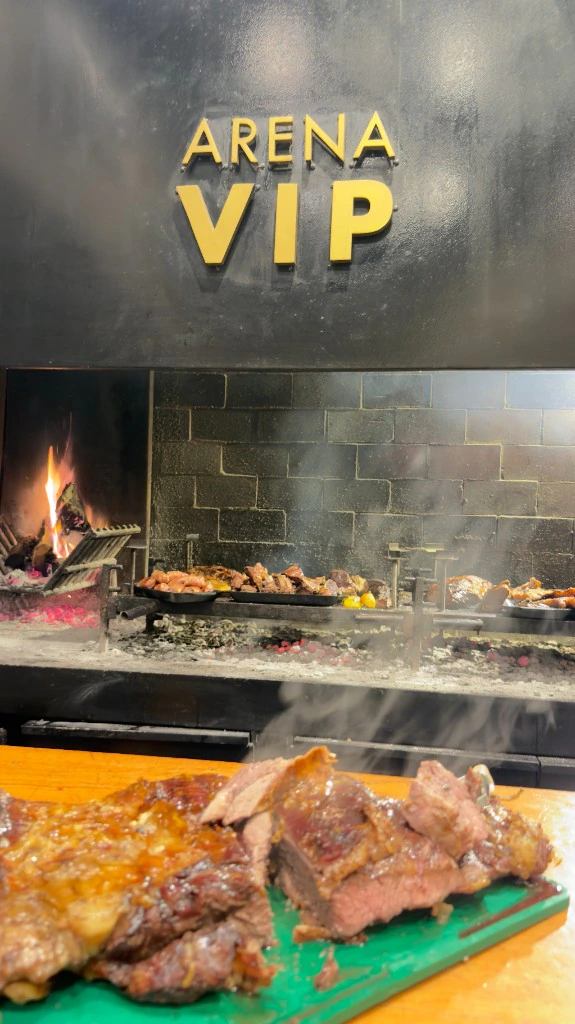 Parrilla Arena VIP con cortes a las brasas