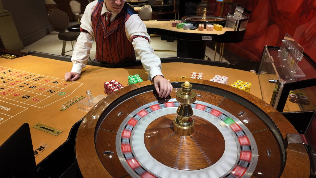 Crupier operando una ruleta en vivo en Arena VIP