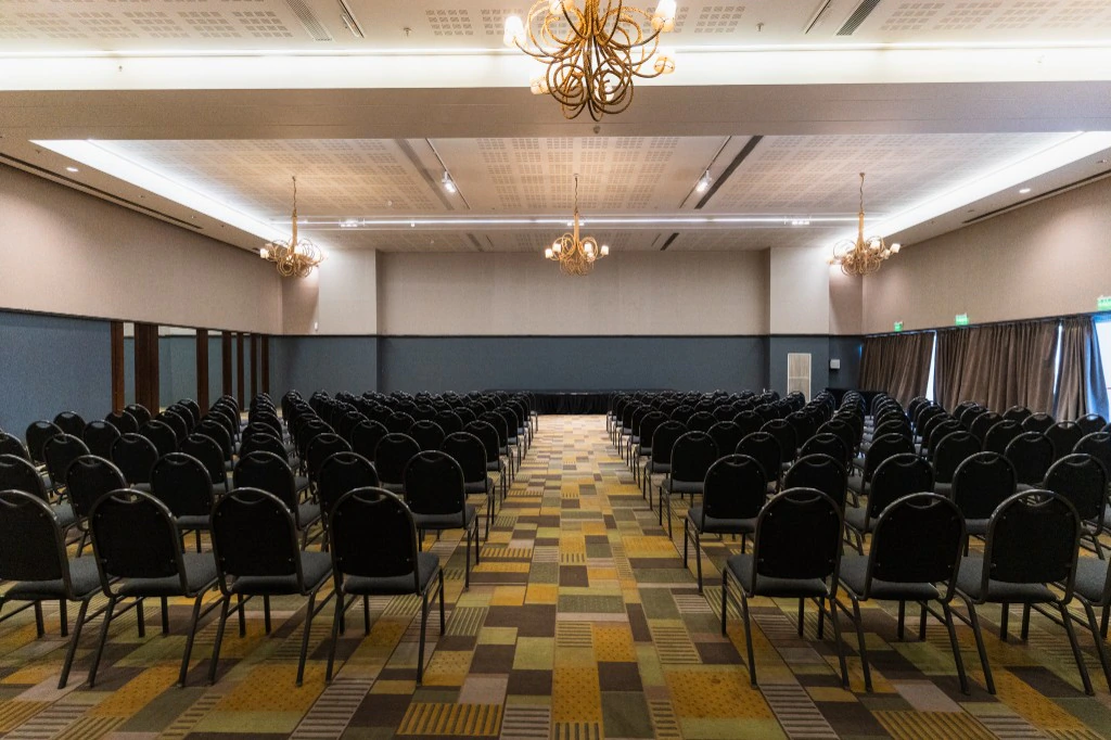 Salón de eventos del Hotel Esplendor Mendoza en formato auditorio