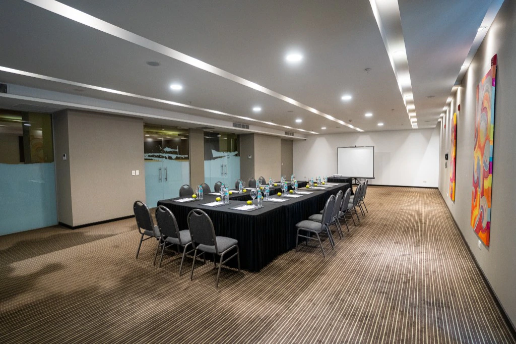 Salón de reuniones del Hotel Esplendor Mendoza preparado para conferencia