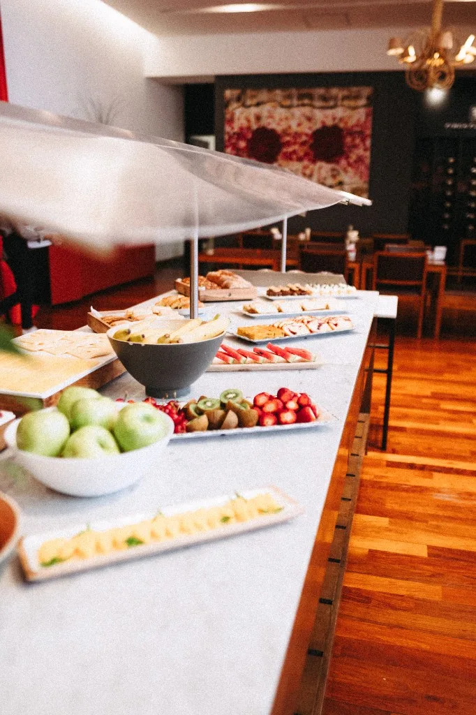 Detalle de frutas y fiambres del buffet