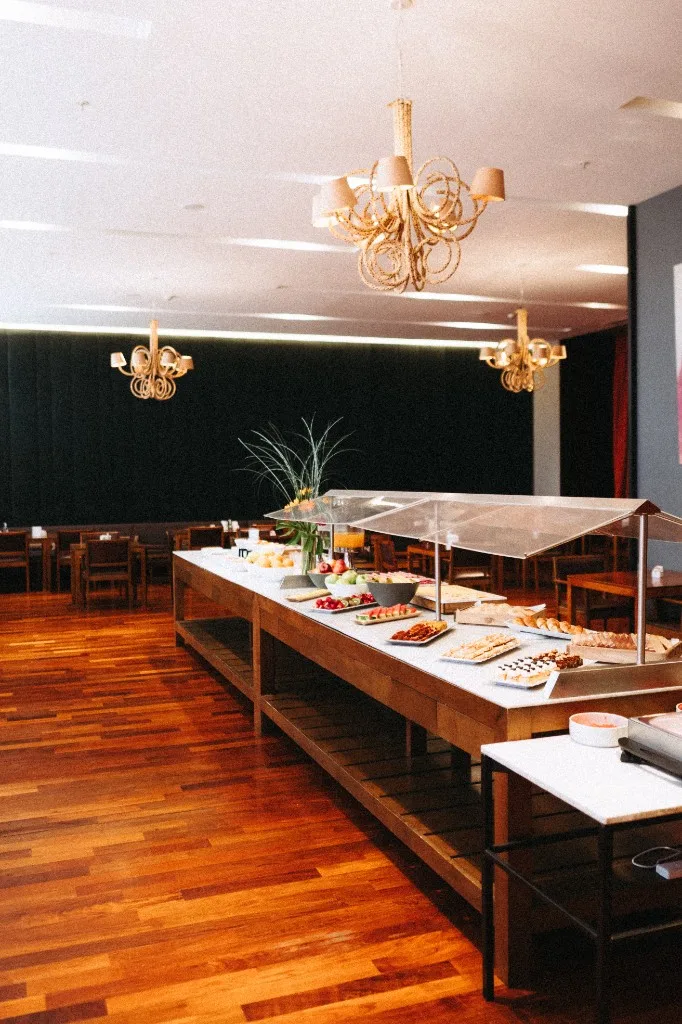 Salón de desayuno con buffet central