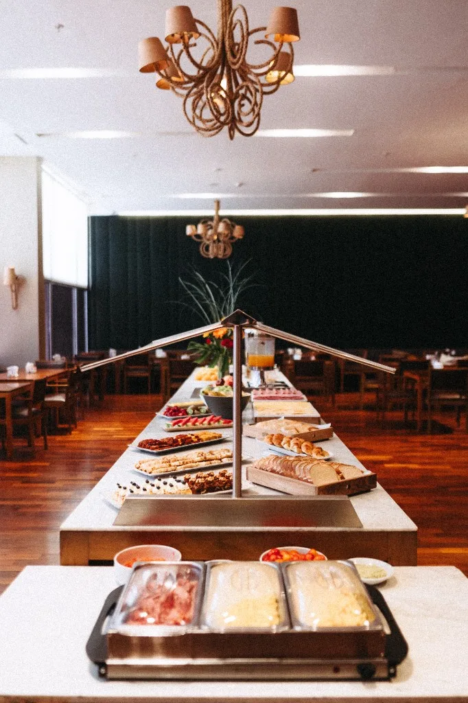 Perspectiva del buffet desde el extremo del salón