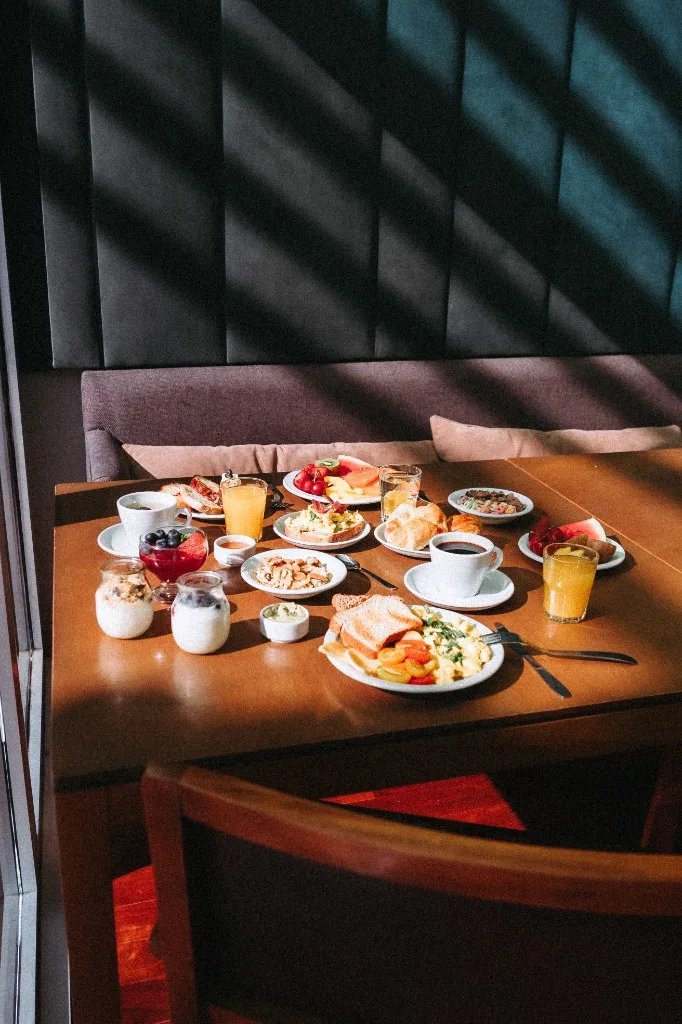 Desayuno completo iluminado por la mañana