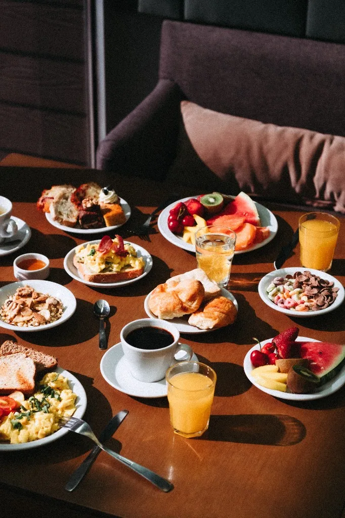 Desayuno servido en la mesa del Hotel Esplendor