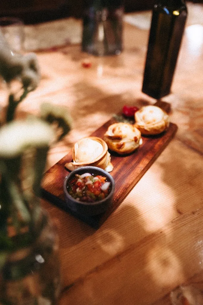 Empanadas y salsa criolla de la gastronomía regional