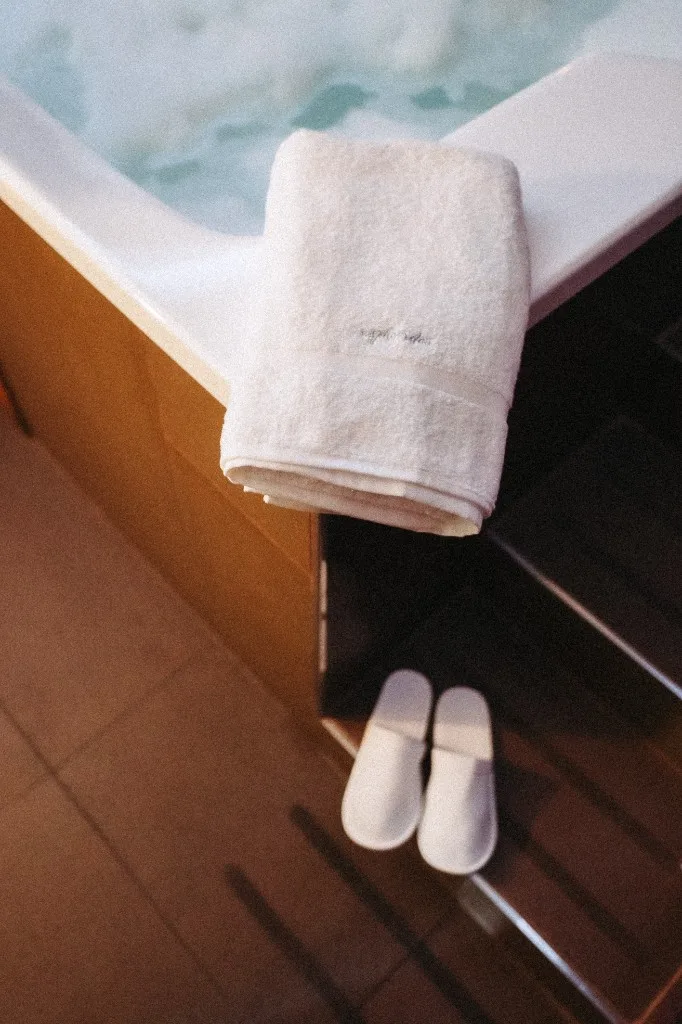 Toalla Esplendor junto al hidromasaje del spa