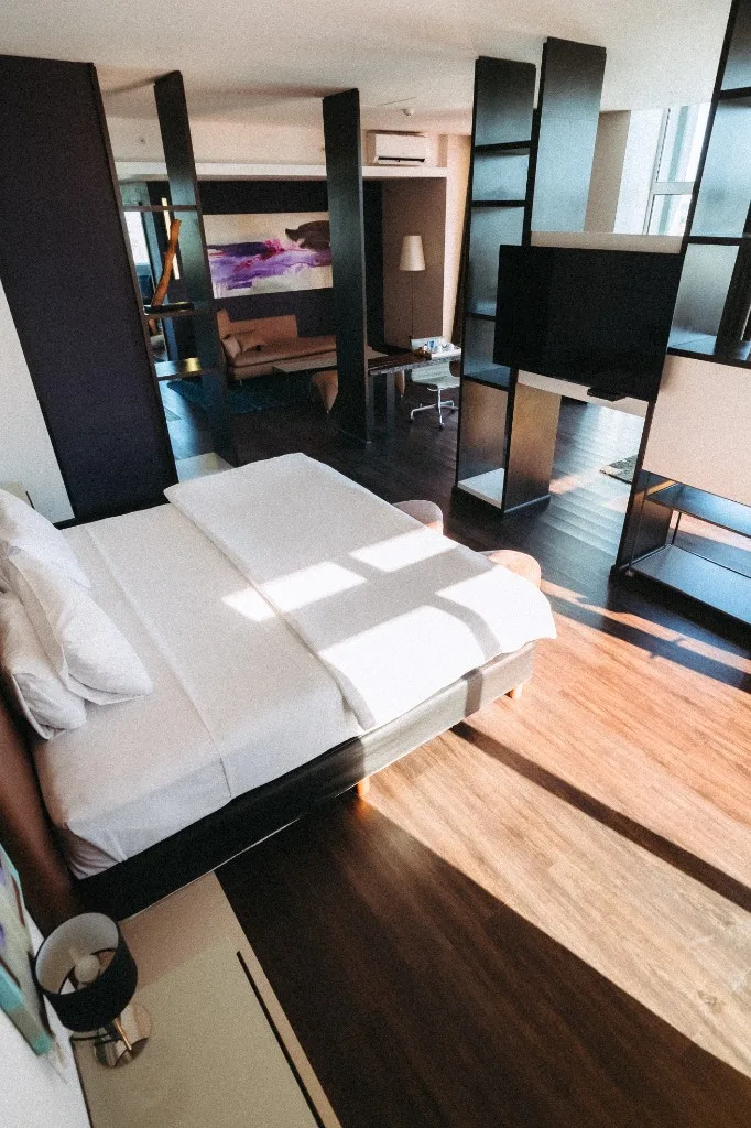 Suite del Hotel Esplendor con luz natural y living integrado