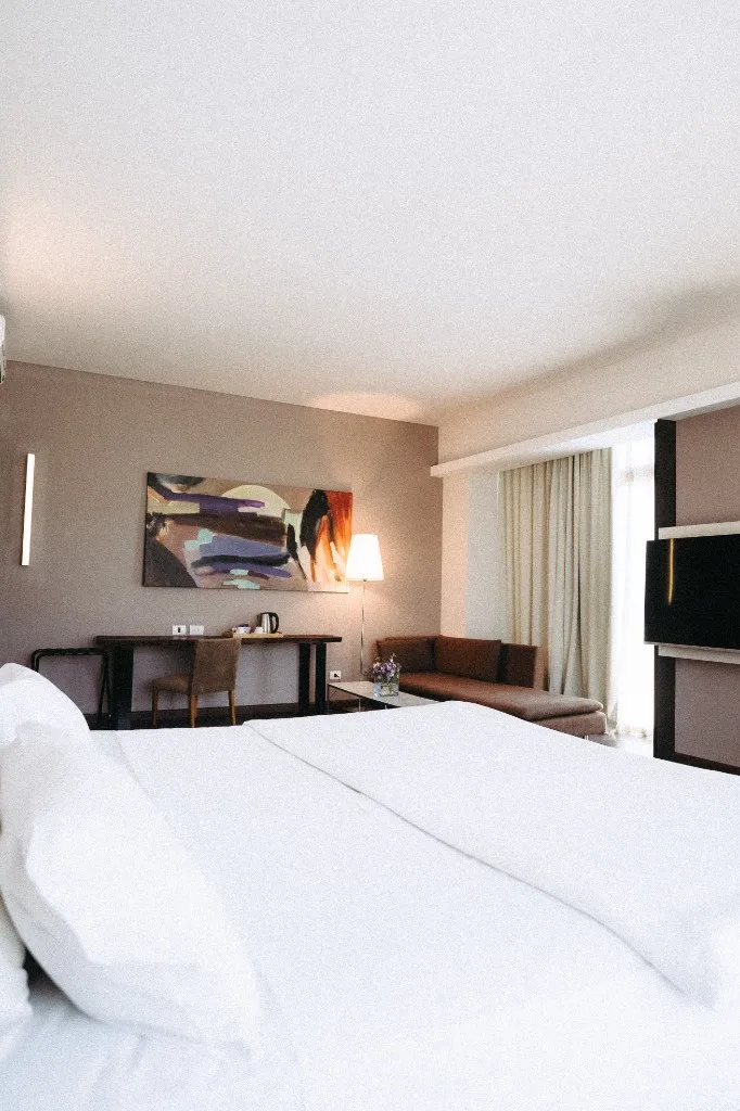 Suite con cama king y arte contemporáneo