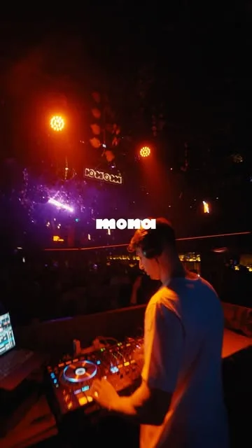 Público bailando en Mona Club