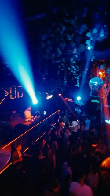 Ambiente de noche en la pista de Mona Club