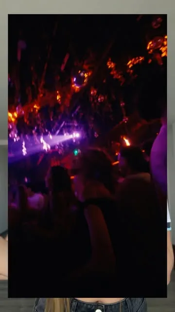 Luces y público en Mona Club