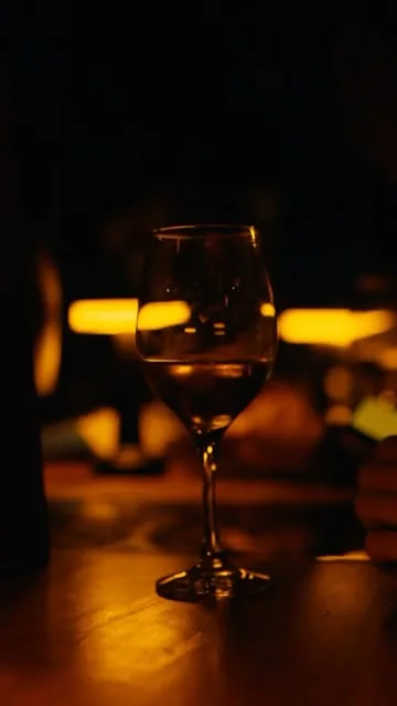 Copa de vino en la barra de Mona Club