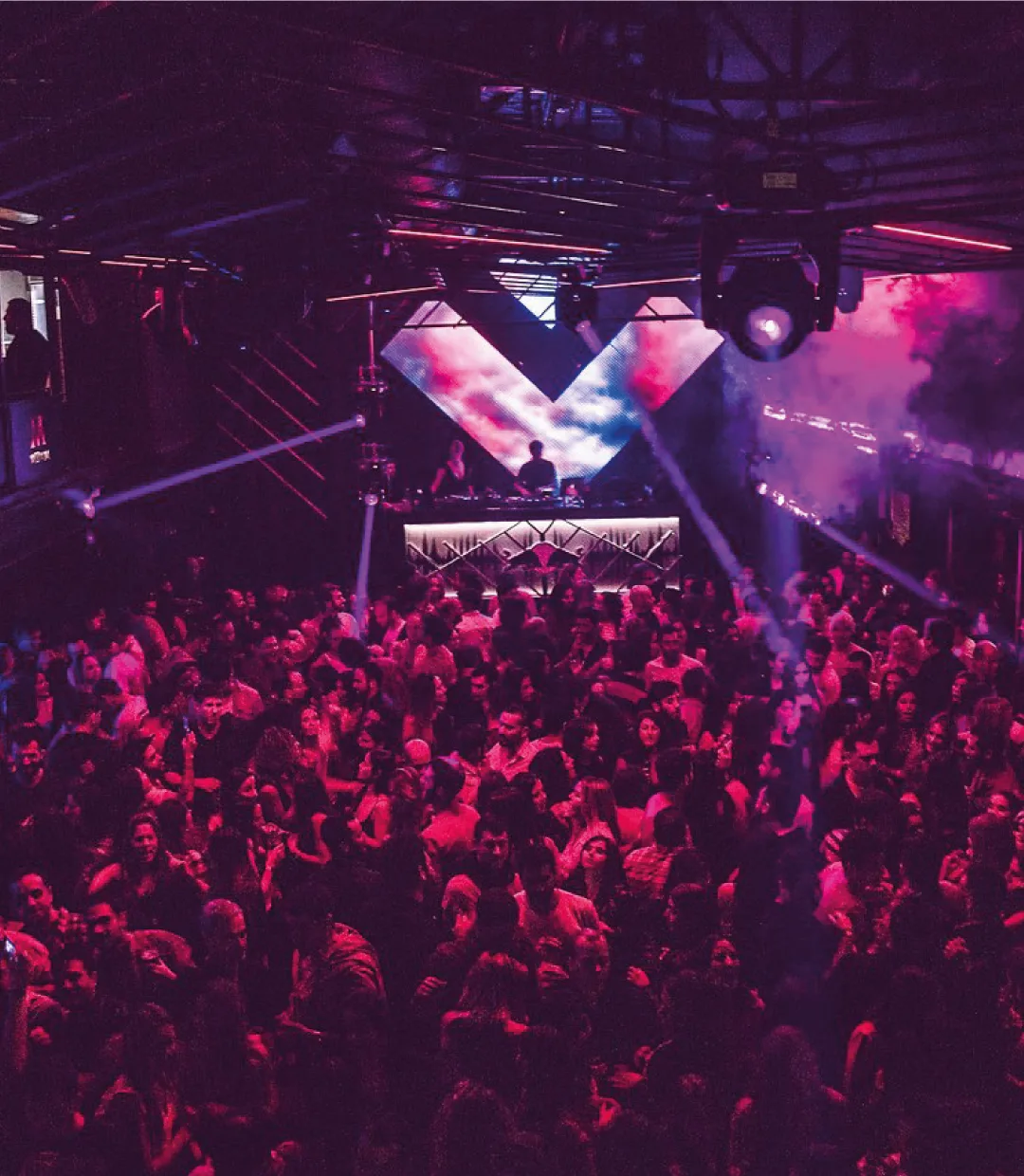 Pista de Mona Club con público y luces violetas