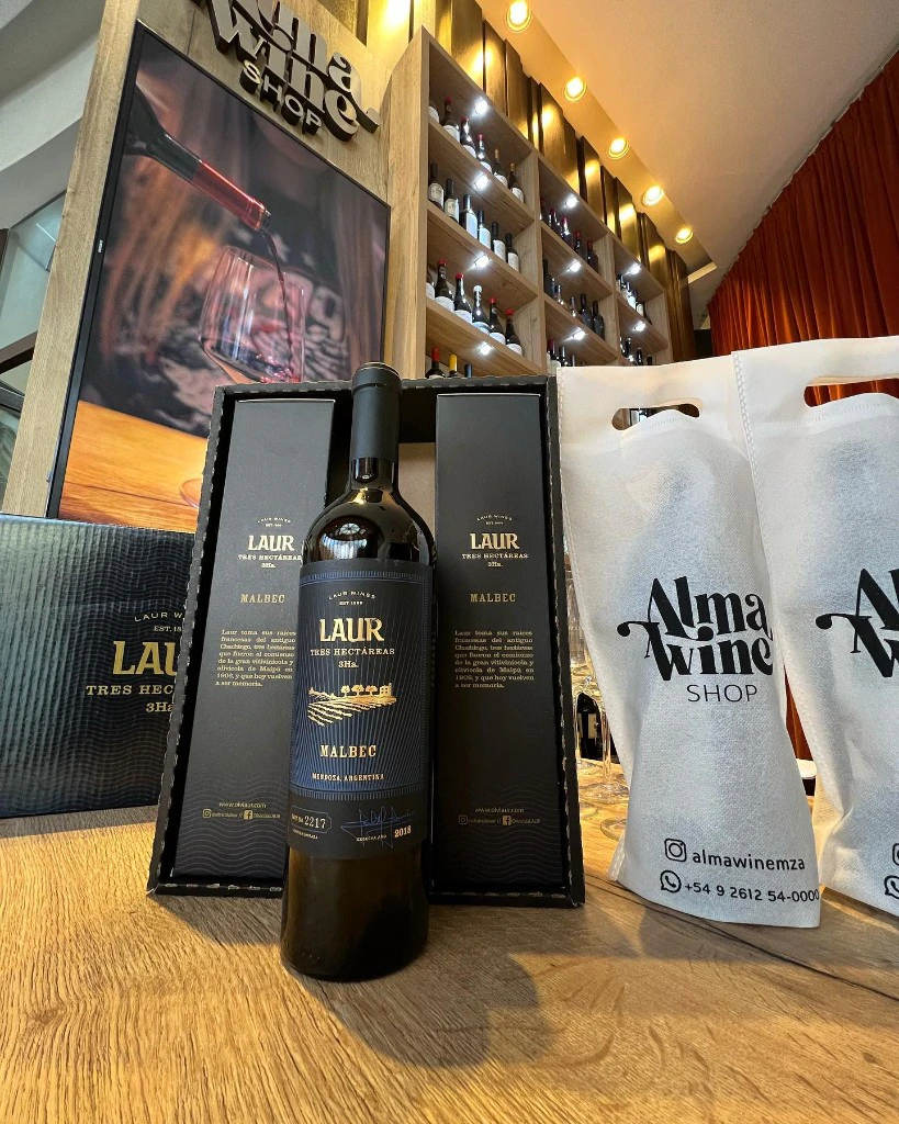 Malbec Laur y bolsas de Alma Wine Shop listas para llevar