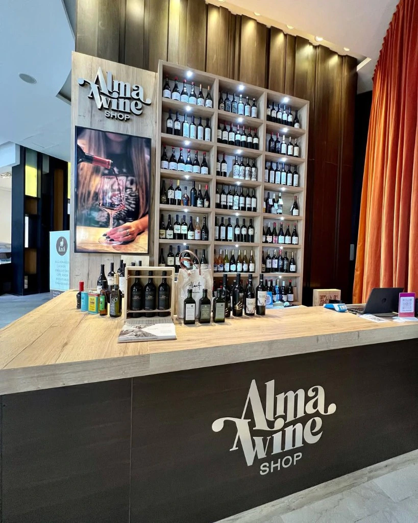 Mostrador y estantería de Alma Wine Shop