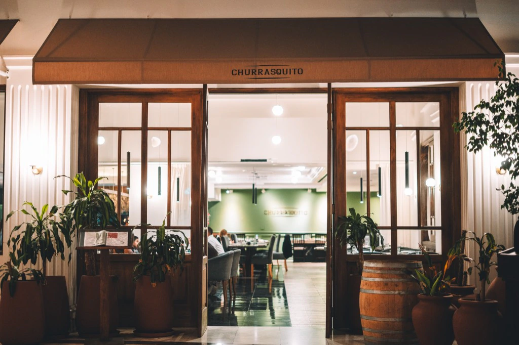 Entrada y salón de Churrasquito en Arena Maipú