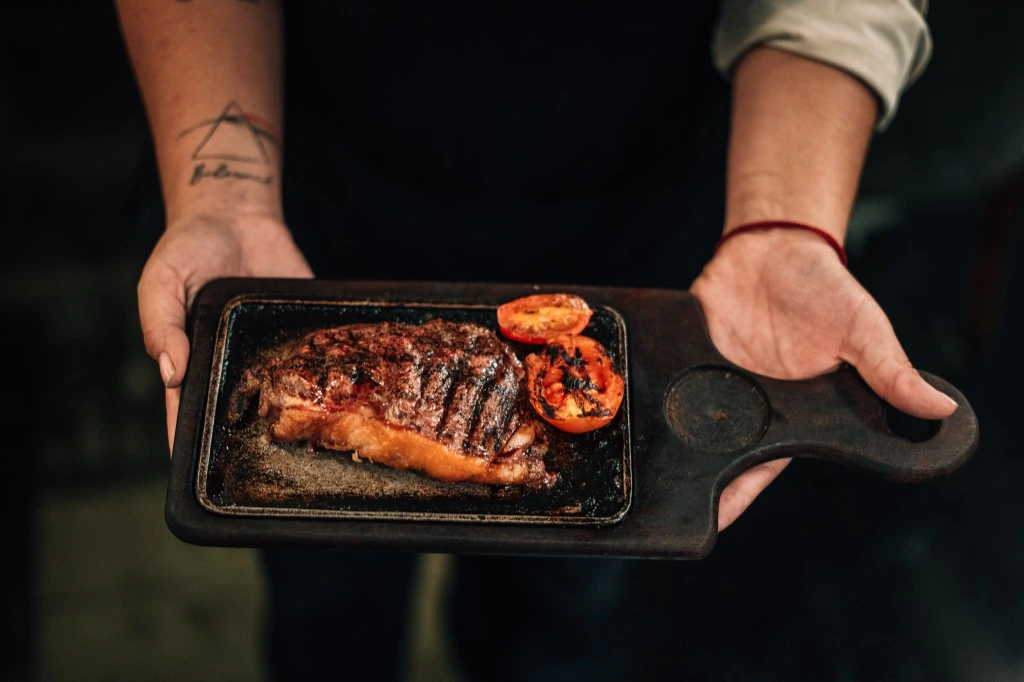 Bife a la parrilla servido en tabla de Churrasquito
