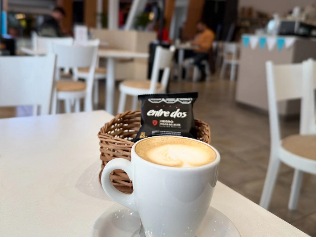 Café y alfajor Entre Dos Negro Dulce de Leche