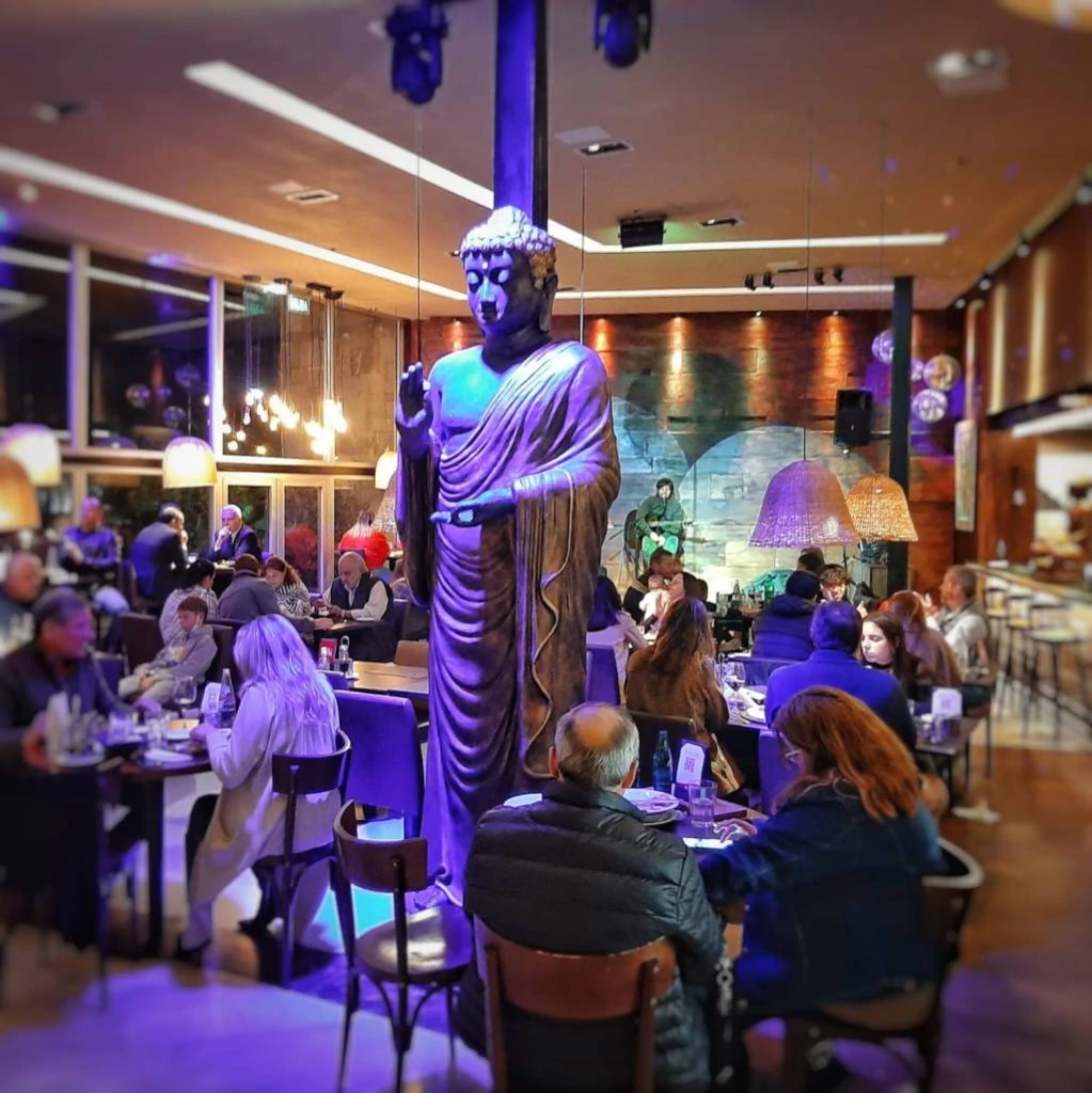 Salón de Sofía con música en vivo y el Buda iluminado