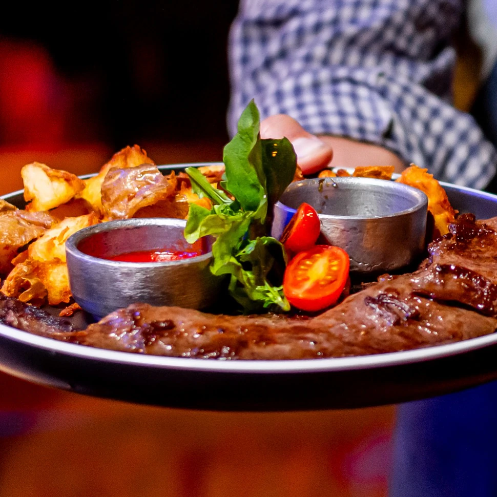 Corte a la parrilla de Sofía con papas rústicas