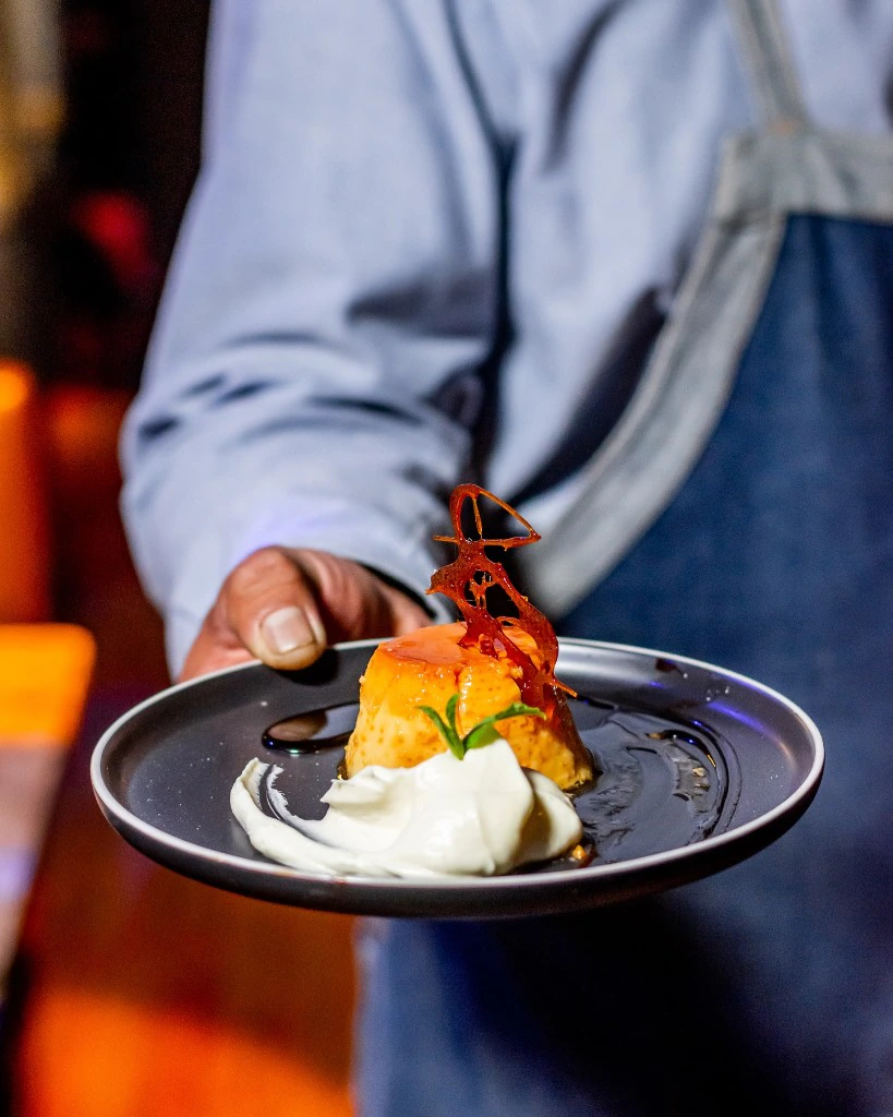 Flan de Sofía Grill servido con crema y caramelo
