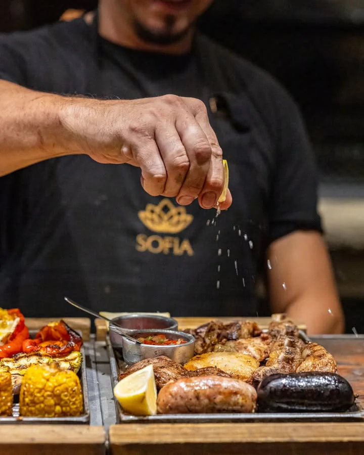 Parrillada de Sofía Grill con limón sobre las brasas