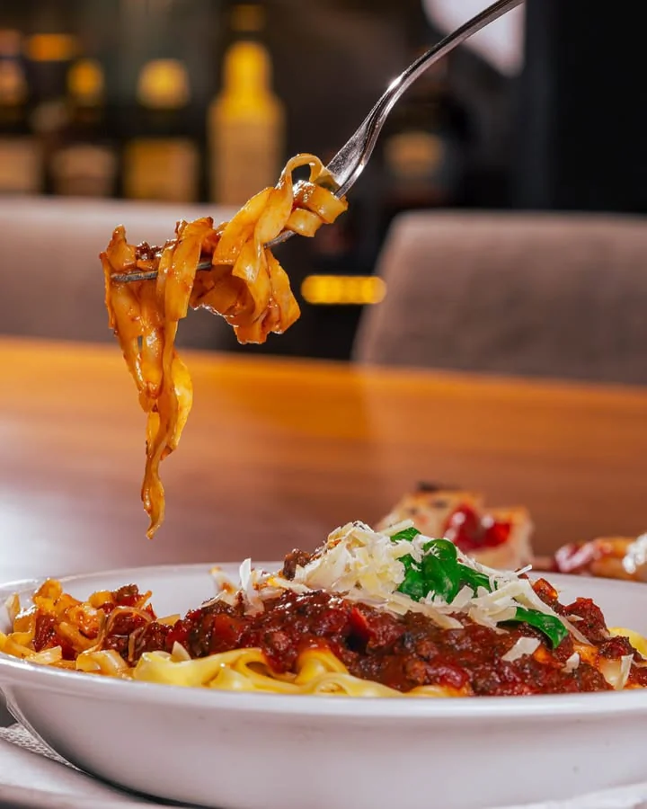 Pasta de Sofía servida con salsa y albahaca