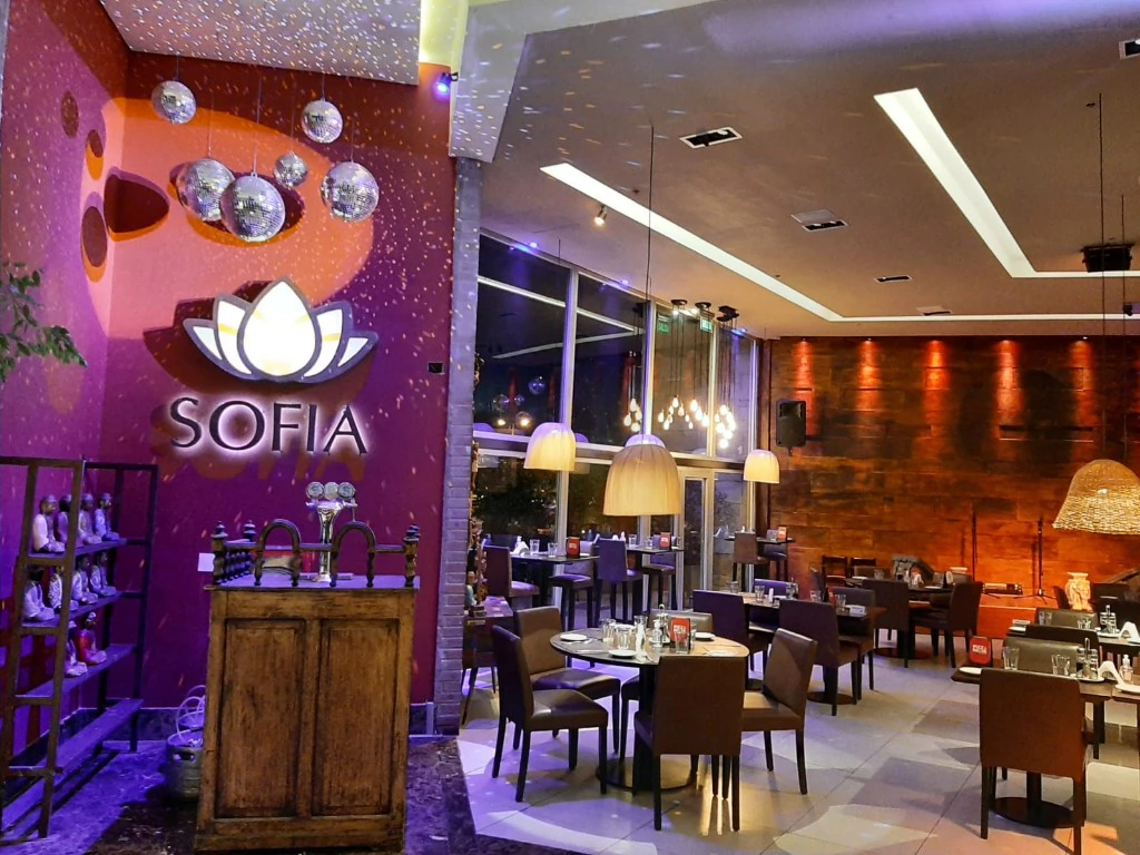 Salón de Sofía con el logo y mesas listas para cenar